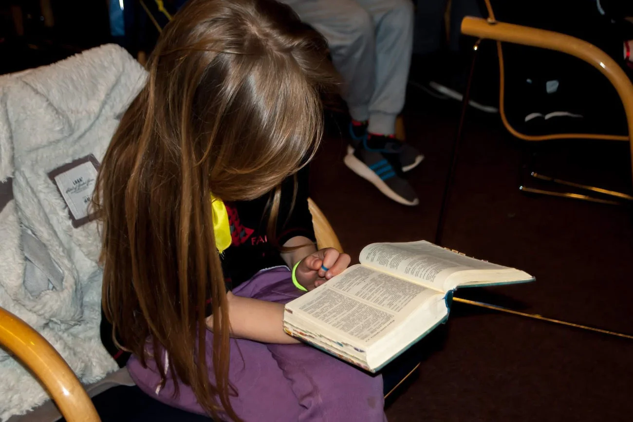 Dziewczynka czytająca Biblię