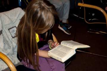 Dziewczynka czytająca Biblię