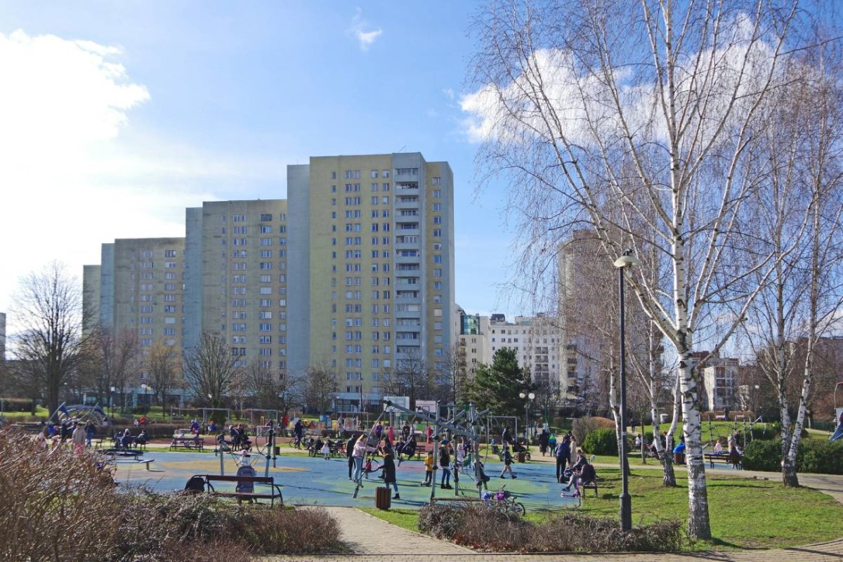 Nowy plac zabaw budzi emocje mieszkańców osiedla. Są wściekli o to... iż dzieci się bawią