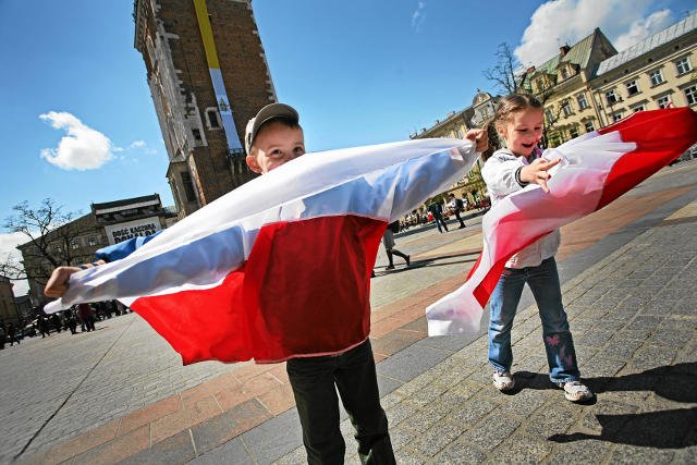 Patriotyzm nie musi być równoznaczny z demonstracjami, burdami i paleniem ulic