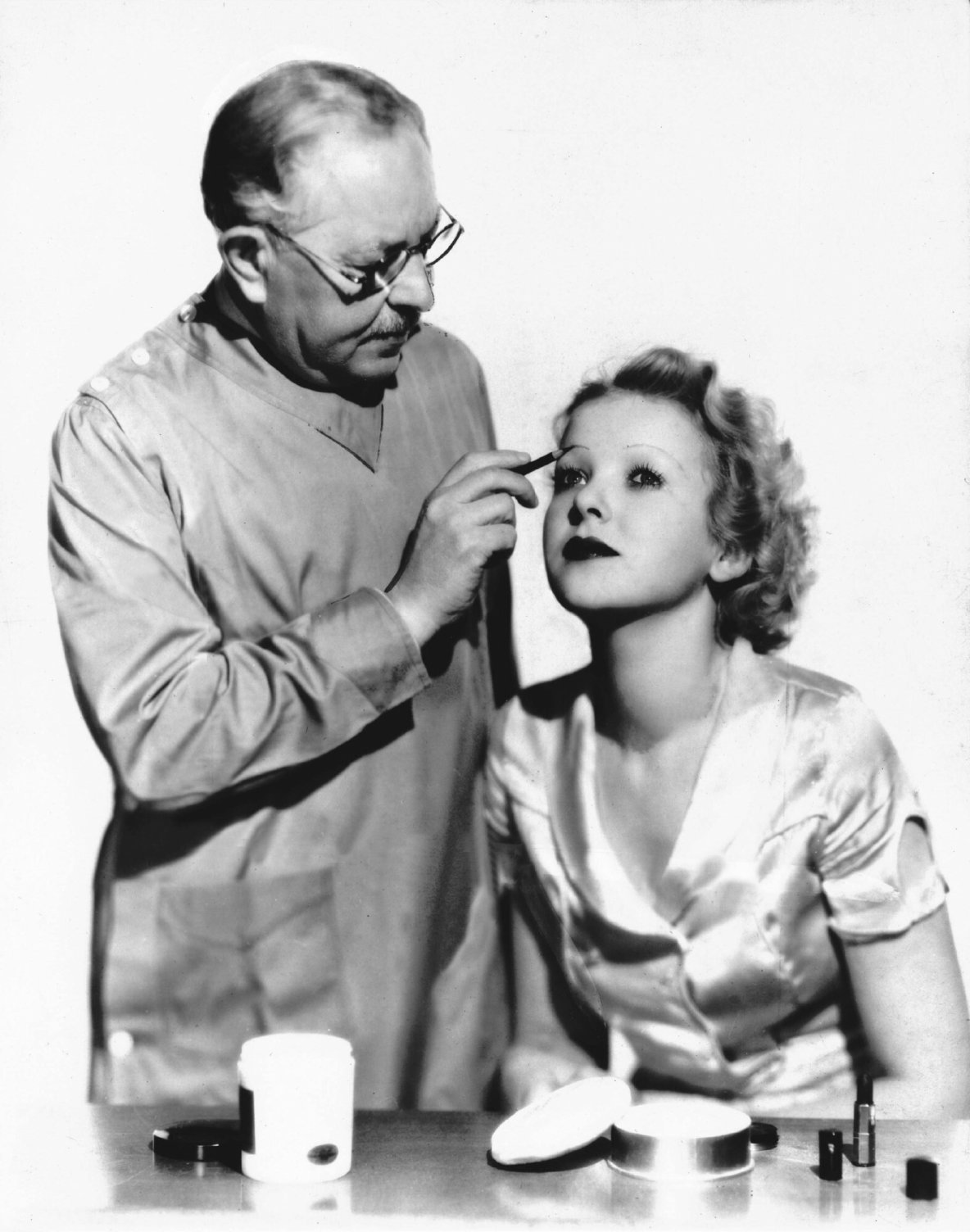 Max Factor przygotowuje do roli filmowej Idę Lupinę.