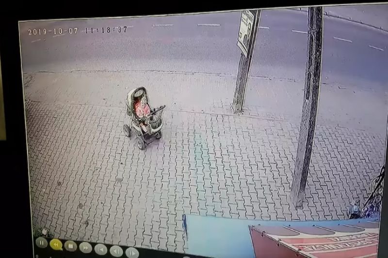 Kurier uratował dziecko w wózku