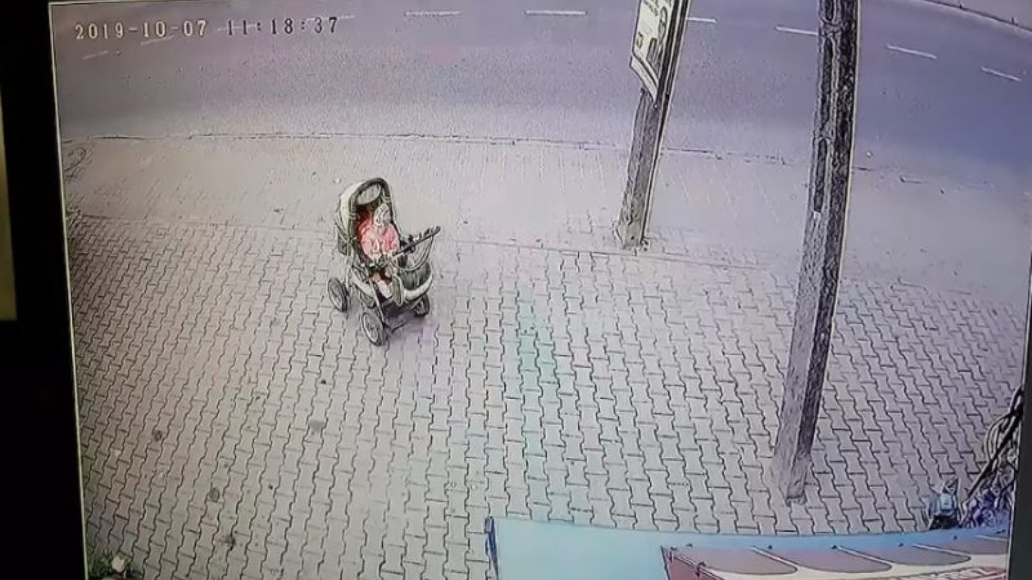 Kurier uratował dziecko w wózku