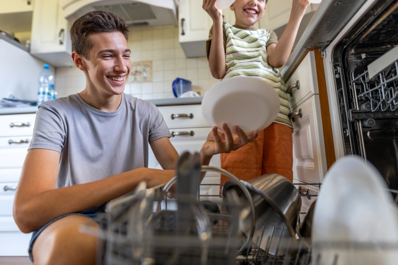 nastolatek, problemy, rozmowa, obowiązki domowe, zmywarka