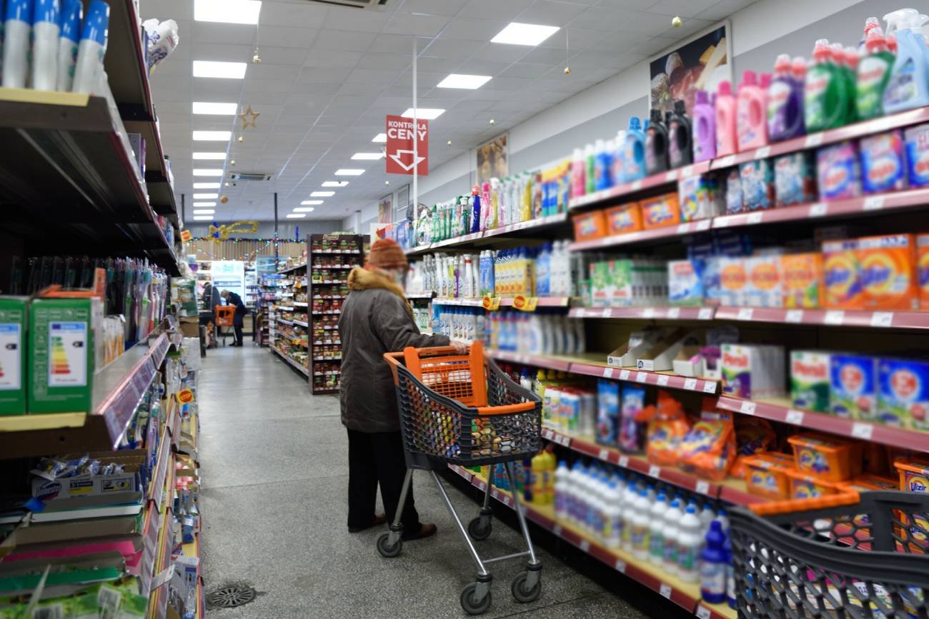 Kobieta robi zakupy w markecie w dziale chemicznym.