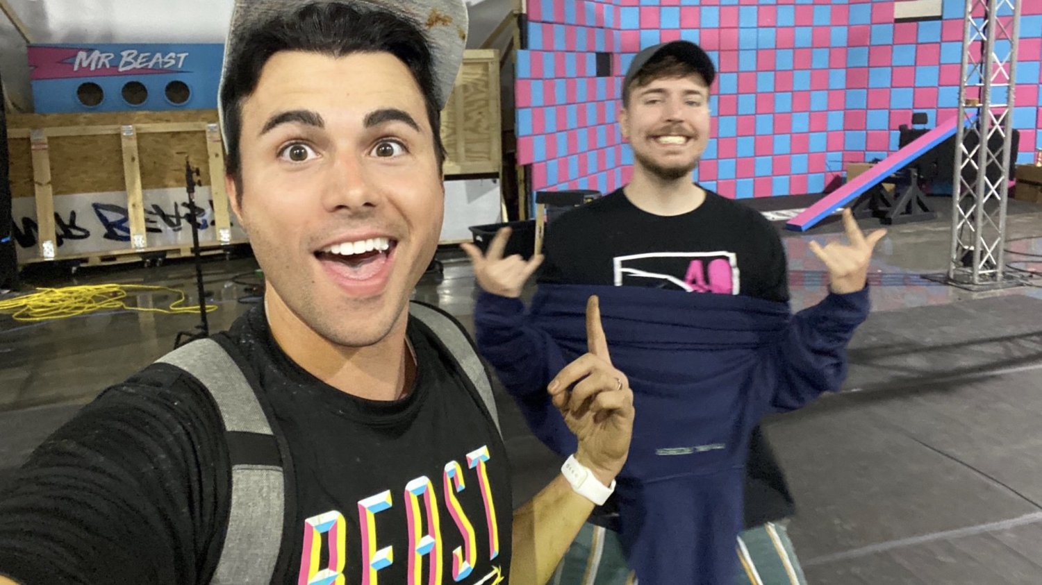 Amerykański twórca ma na koncie współprace z takimi gwiazdami internetu jak np. Mr. Beast