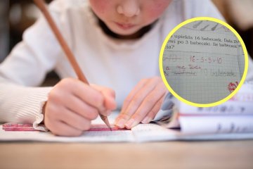 dziecko odrabia pracę domową dziecko odrabia pracę domową