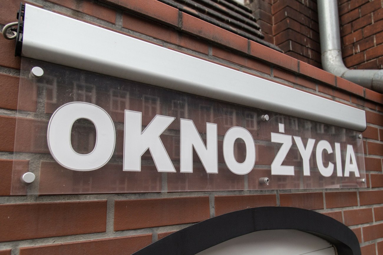 Wrocław: okno życia w budynku Kongregacji Sióstr Miłosierdzia św. Karola Boromeusza