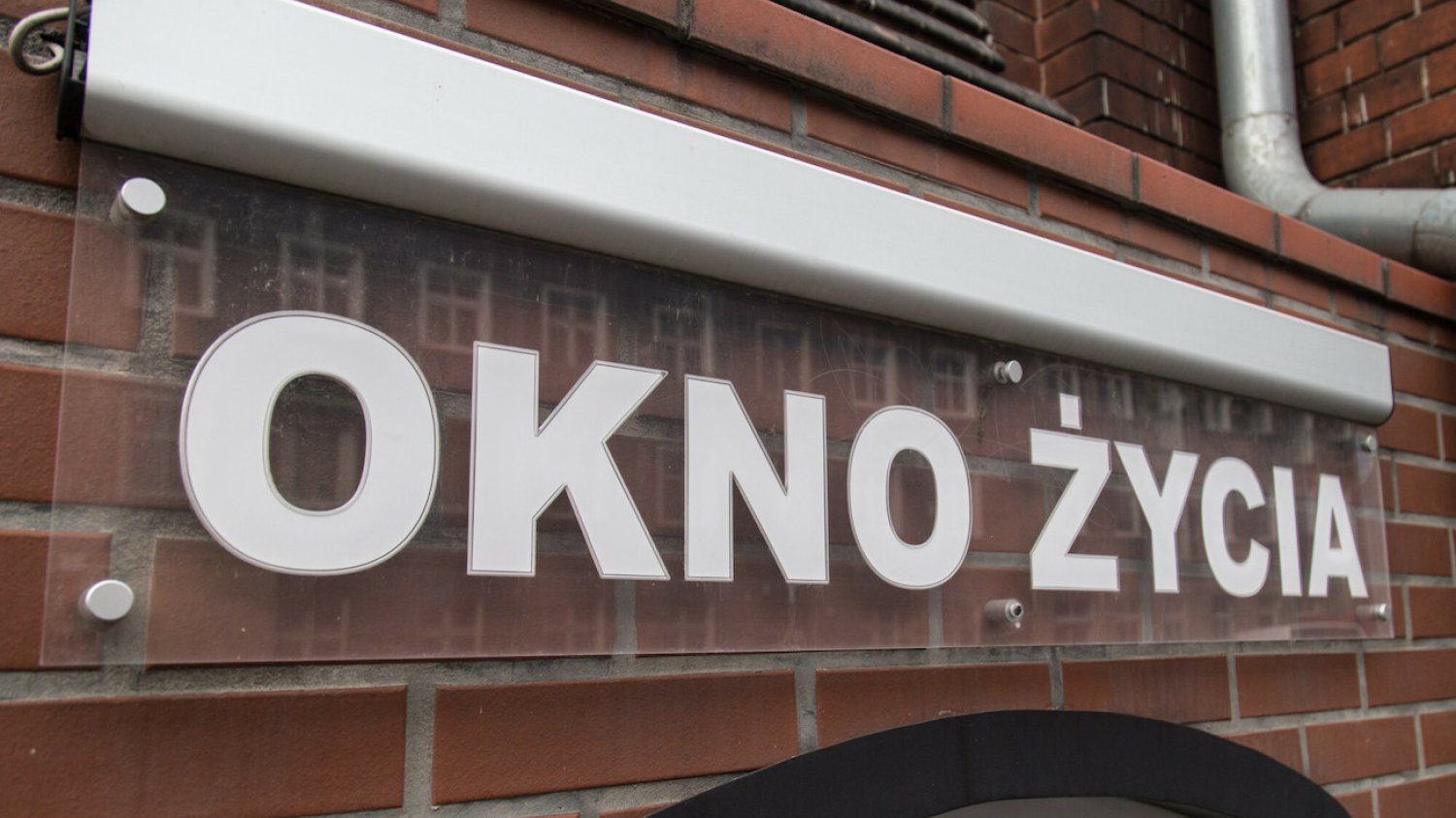 Wrocław: okno życia w budynku Kongregacji Sióstr Miłosierdzia św. Karola Boromeusza