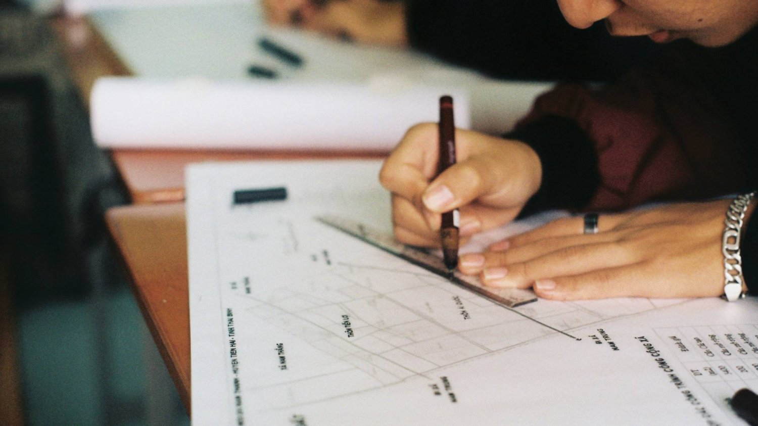 maturzystka pisze egzamin z matematyki maturzystka pisze egzamin z matematyki
