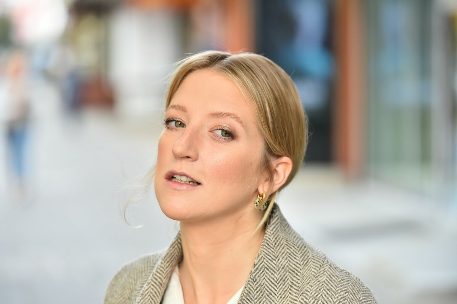 Lara Gessler przed studio DDTVN.