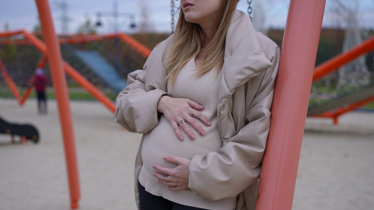 Matka geriatryczna – co to oznacza? Na zdjęciu stoi kobieta ciężarna