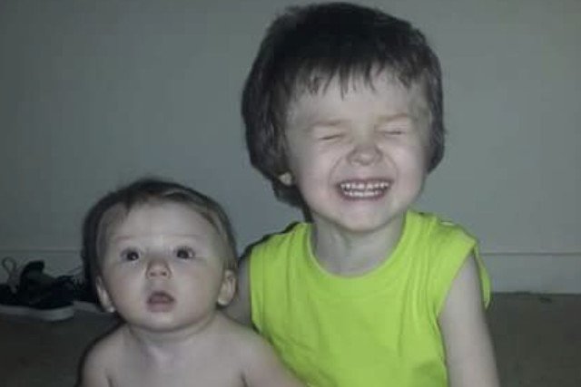 Radosny, 4-letni Matthew z braciszkiem. NIedługo przed tragicznym wypadkiem...