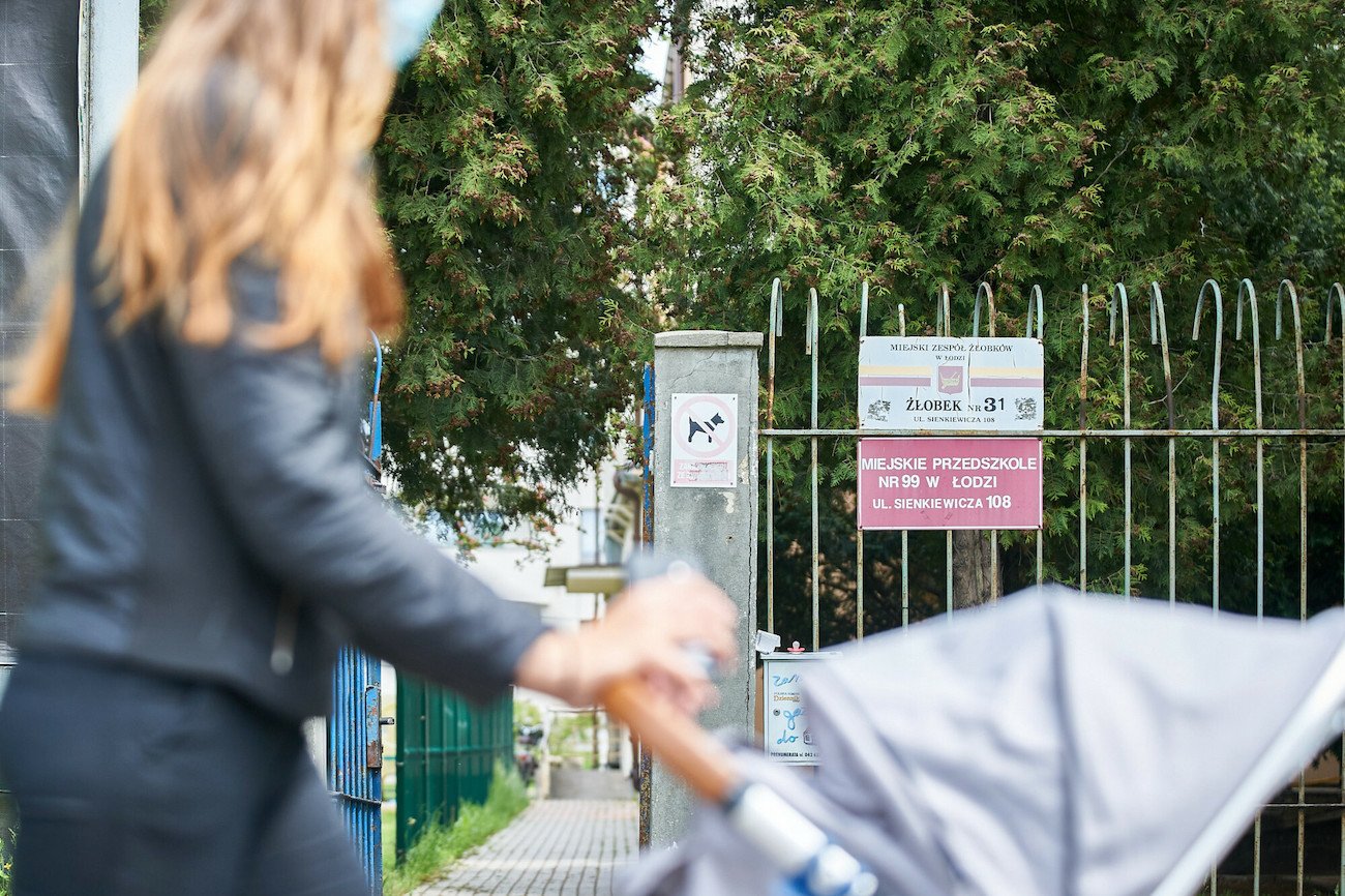 matka z dzieckiem przed żłobkiem