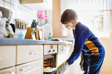 Chłopiec piecze muffinki. Chłopiec piecze muffinki.