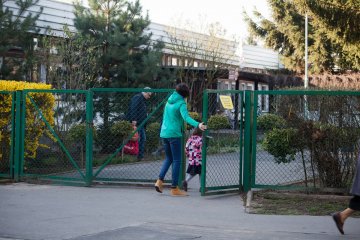 mama zaprowadza dziecko do przedszkola