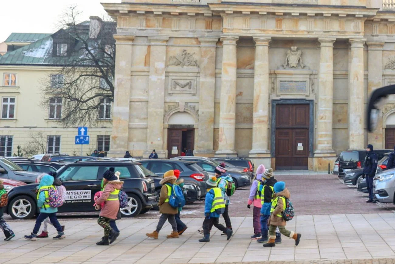 Przedszkolaki idą do kościoła.