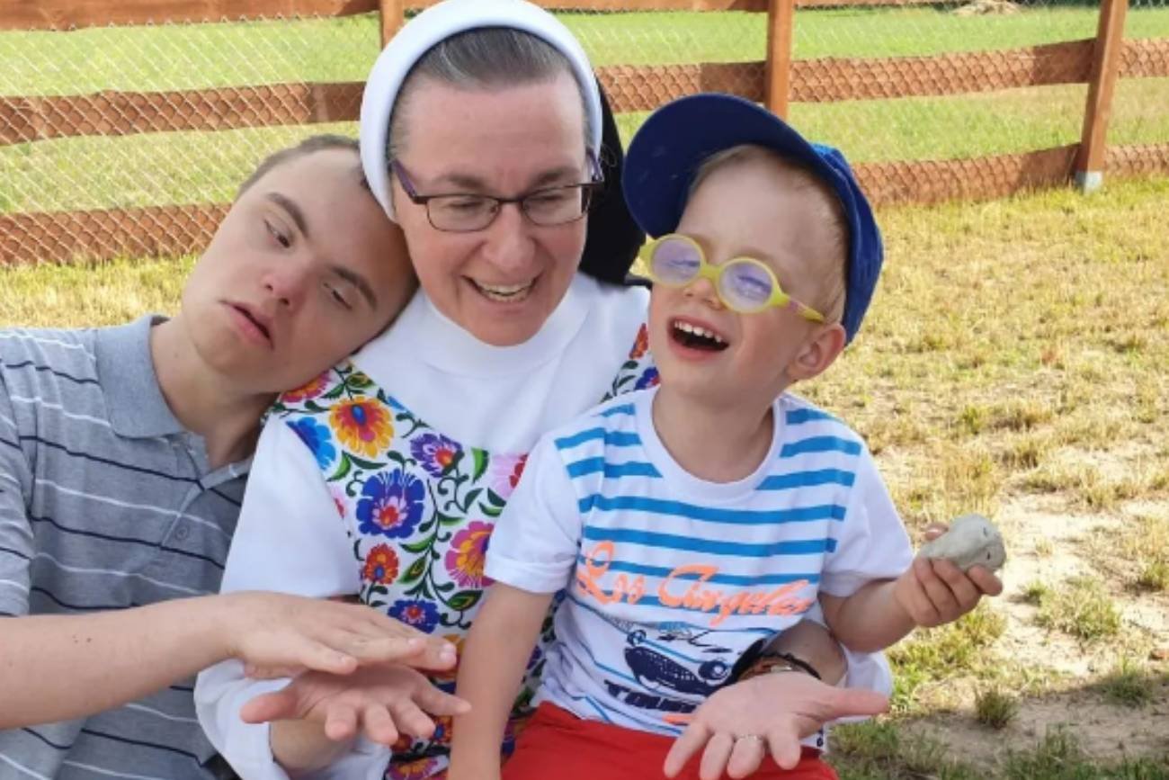Siostra Dominikanka zajmująca się chłopcami z niepełnosprawnościami.