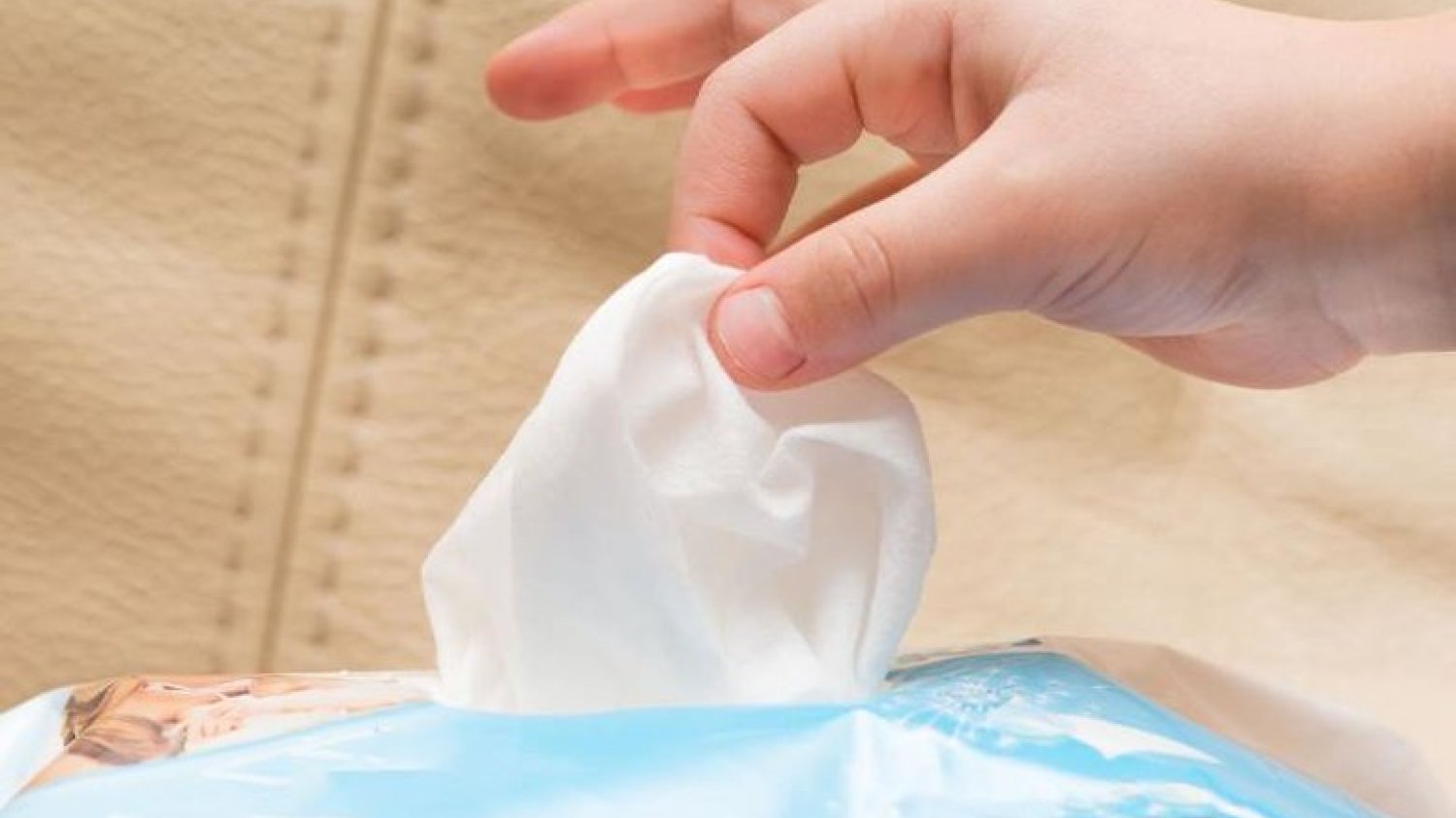 Nawilżające chusteczki zawierają plastik.