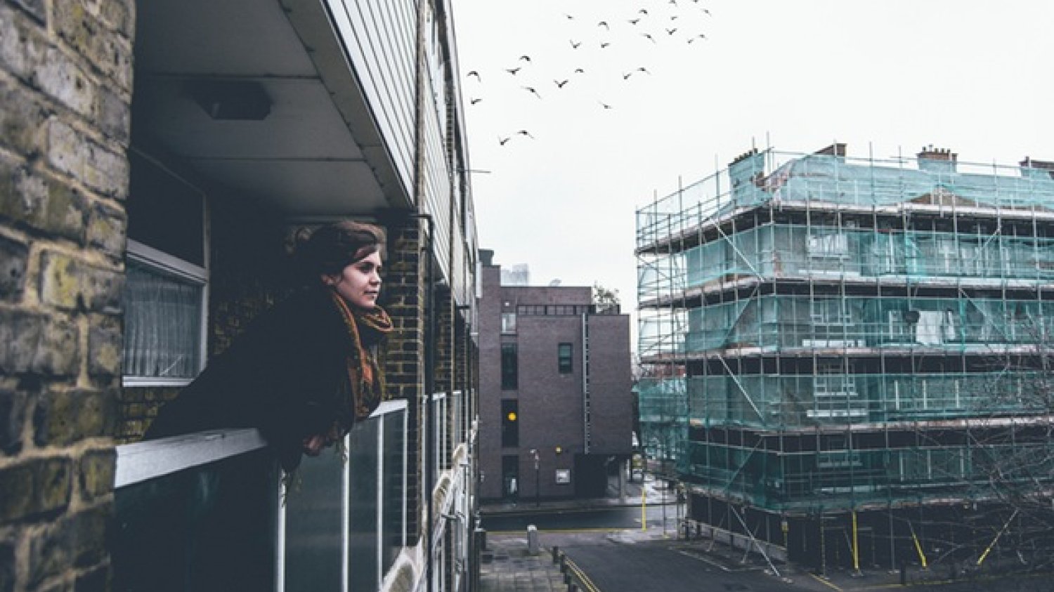Fot. Pexels / [url=https://www.pexels.com/photo/women-person-balcony-42489/]unsplash.com[/url] / [url=https://www.pexels.com/photo-license/]CC0 License[/url]