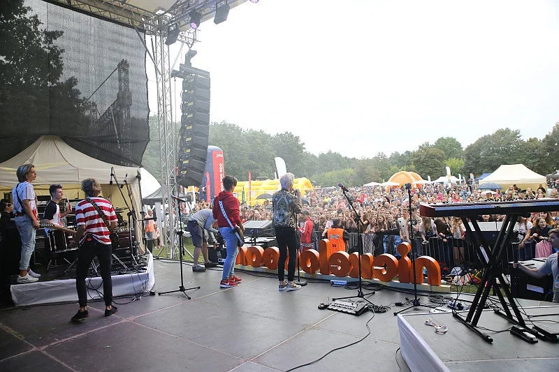 Co roku zwieńczeniem akcji "Dzień Zabawy z Nickelodeon" jest koncert popularnej gwiazdy muzycznej. W tym roku na scenie wystąpi Sylwia Przybysz