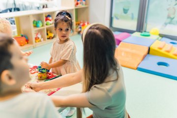 dzieci bawią się w przedszkolu 3-letnie dziecko w przedszkolu