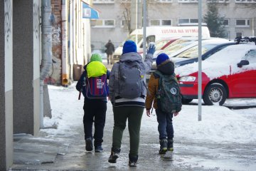 dzieci wracają ze szkoły, dzieci na ulicy