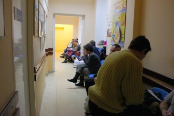 Przedłużający się kaszel u dziecka powinien skłonić rodziców do wizyty u lekarza - to może być krztusiec