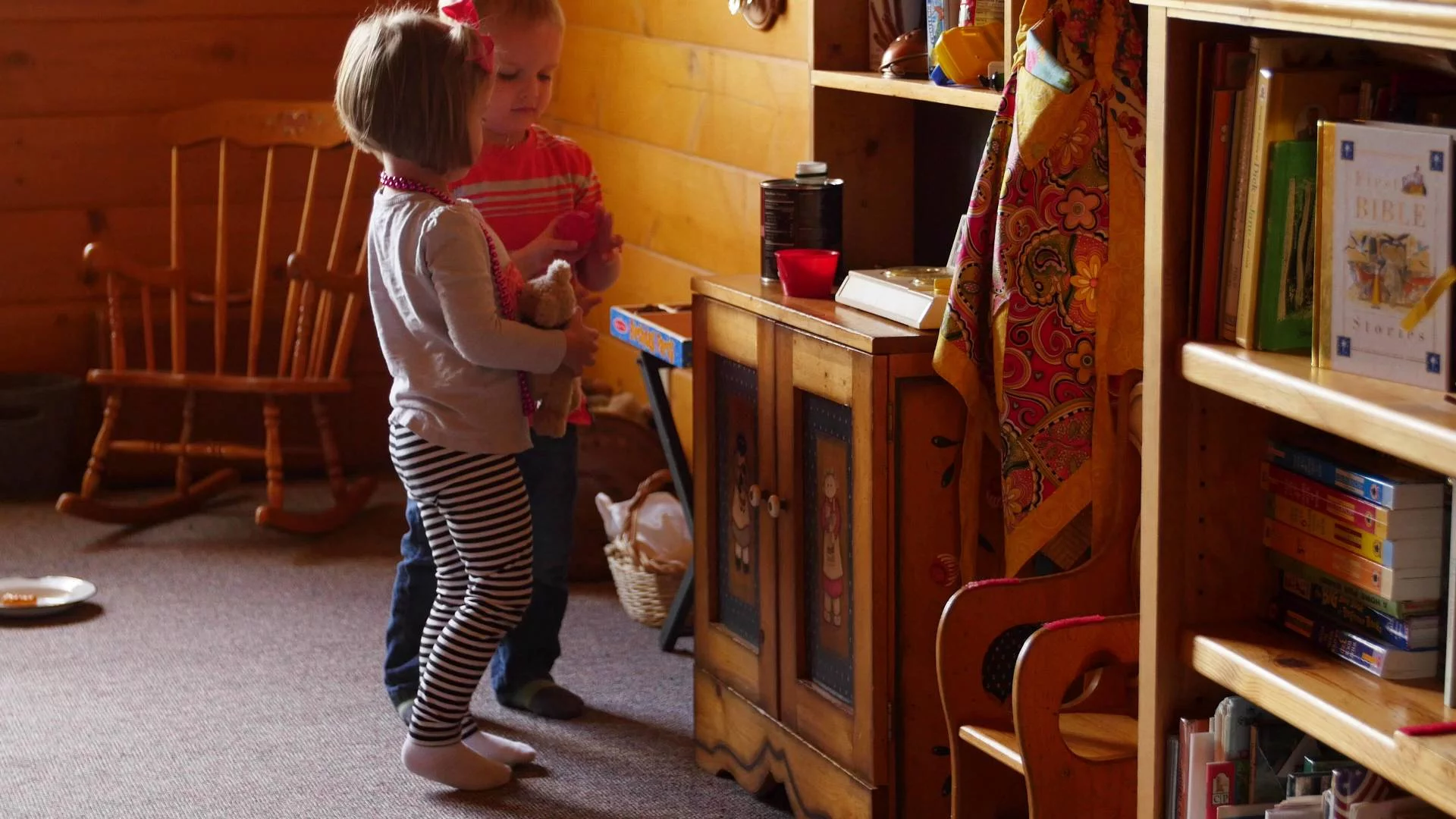 dzieci w przedszkolu wspólnie bawią się zabawkami dzieci w przedszkolu wspólnie bawią się zabawkami