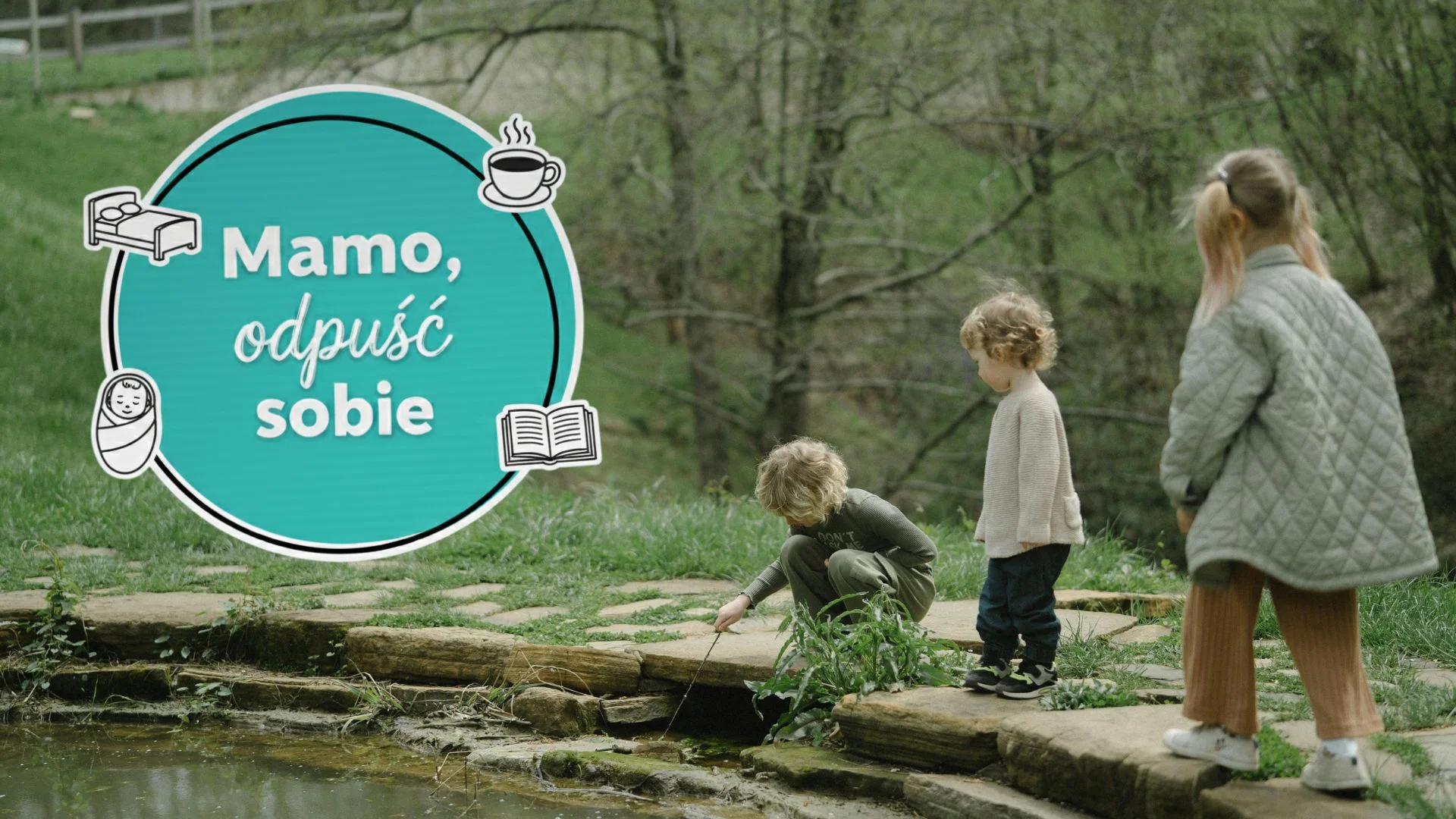 dzieci bawią się nad wodą patykami dzieci bawią się nad wodą patykami
