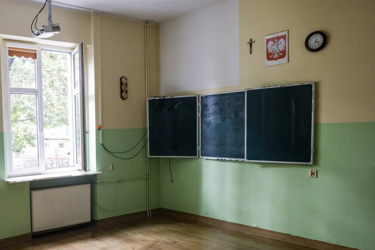 Klasa lekcyjna z krzyżem na ścianie. Klasa lekcyjna z krzyżem na ścianie.