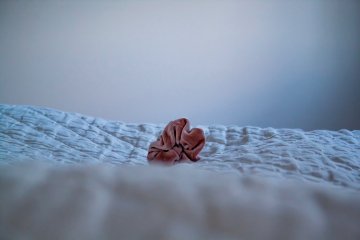 Trik z gumką scrunchie dla mam karmiących