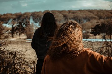 Dwie kobiety odwrócone tyłem do obiektywu.