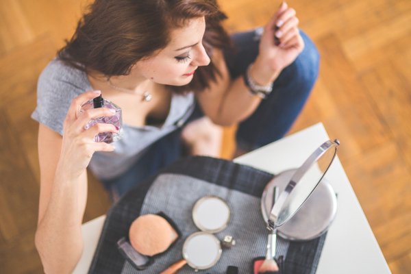 Fot. Pexels / [url=https://www.pexels.com/photo/closeup-of-a-young-woman-applying-perfume-6404/]kaboompics.com[/url]/[url=https://www.pexels.com/photo-license/]CC0 License[/url]