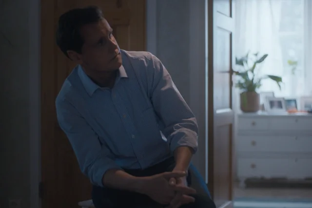 W każdej scenie spotu, ojciec cierpliwie wysłuchuje rozżalonej córki.