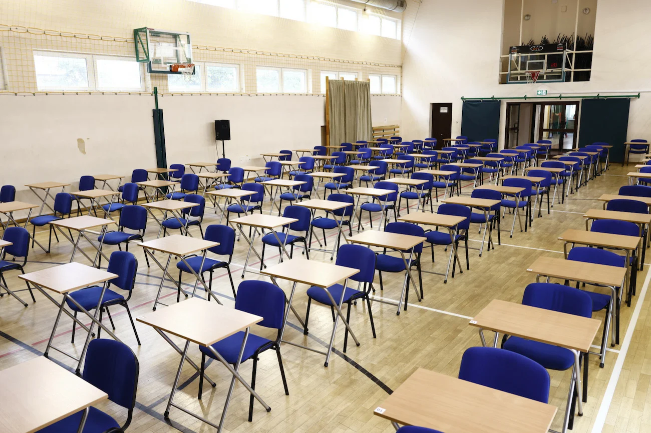 sala egzaminacyjna w szkole