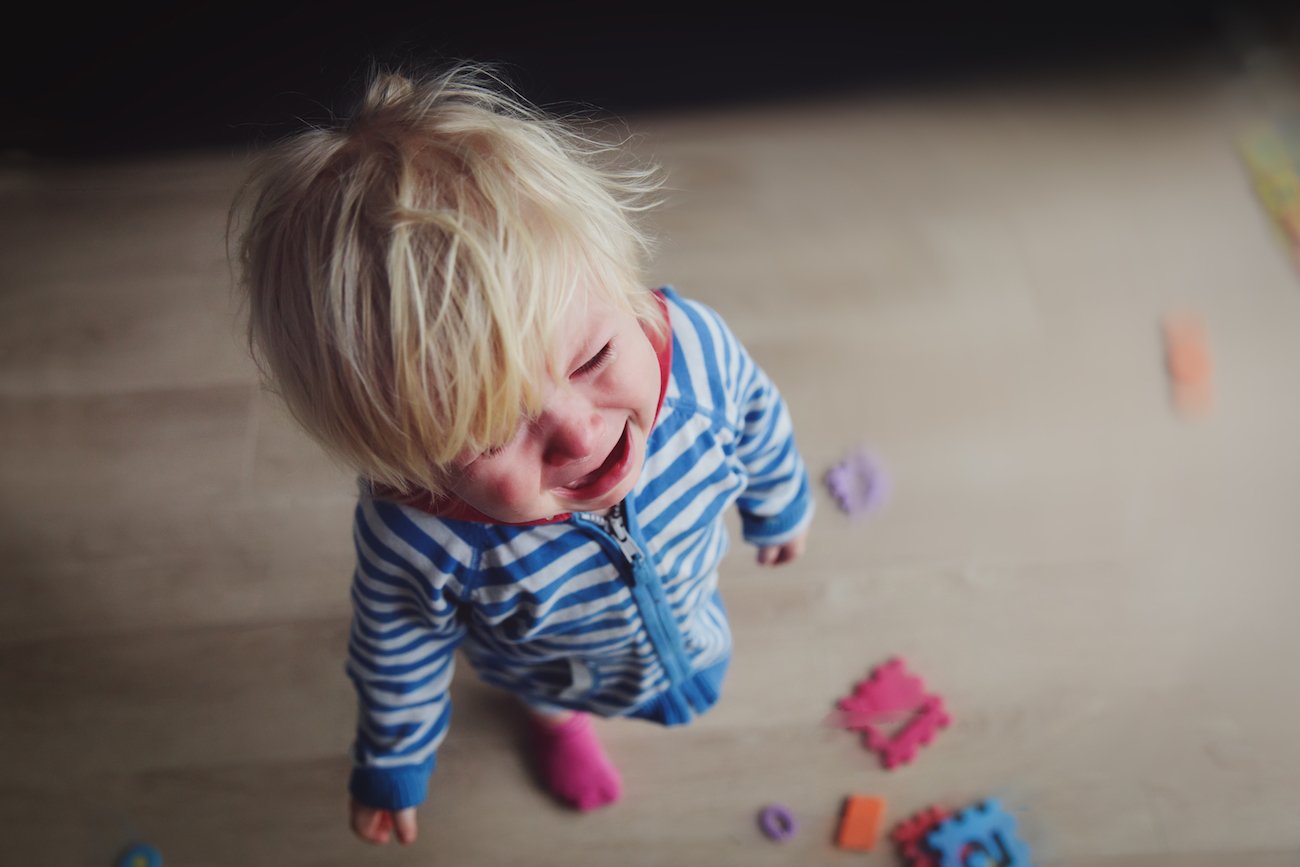 mały płaczący chłopiec mały chłopiec