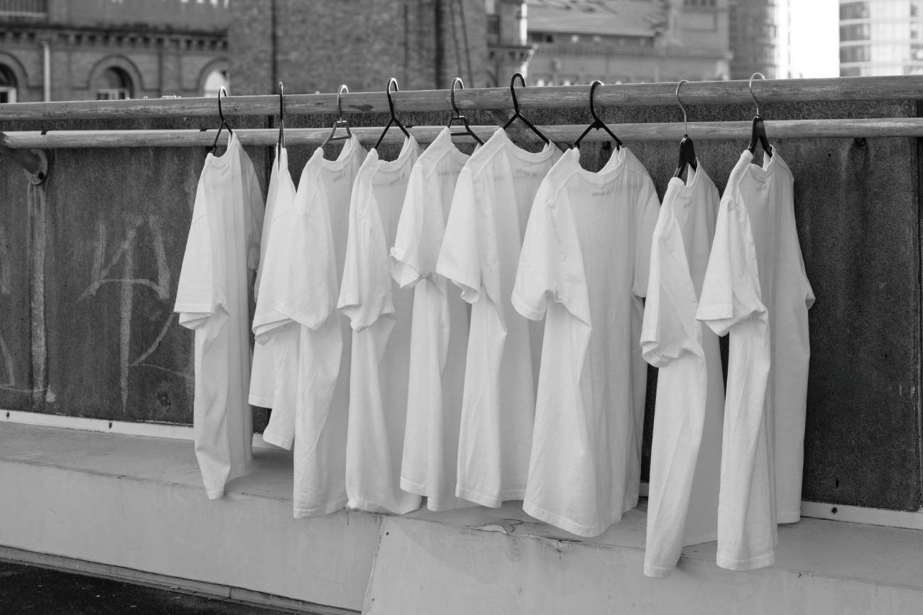 żółte plamy, plamy z potu na ubraniach, domowe triki, jak usunąć plamy z potu, plamy z potu i antyperspirantu