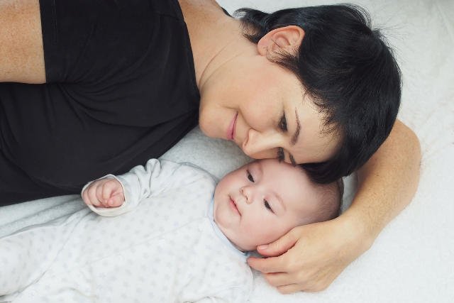 Wiele kobiet odkładało macierzyństwo na później licząc, że mając kilka lat doświadczenia łatwiej im będzie na rynku pracy.