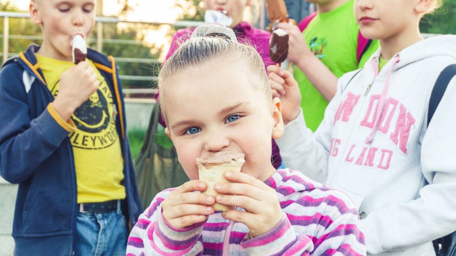 Dzieci jedzą lody.