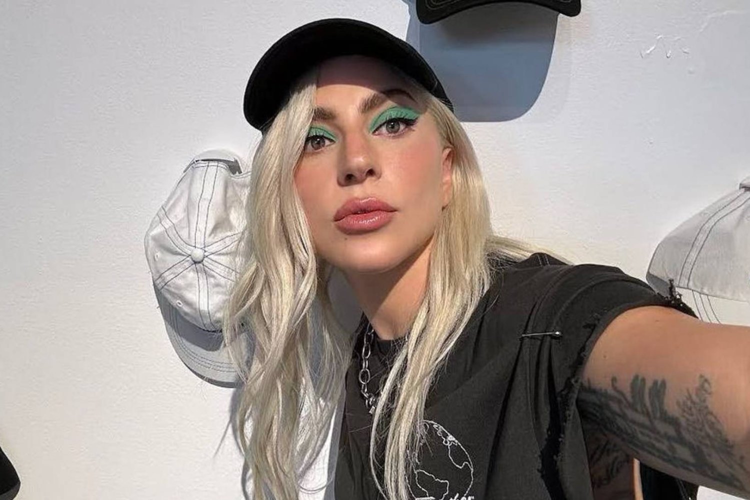 Lady Gaga z materiałami fundacji "Born This Way"