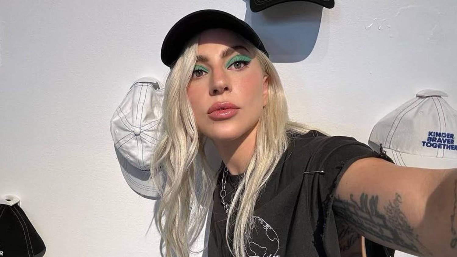 Lady Gaga z materiałami fundacji "Born This Way"