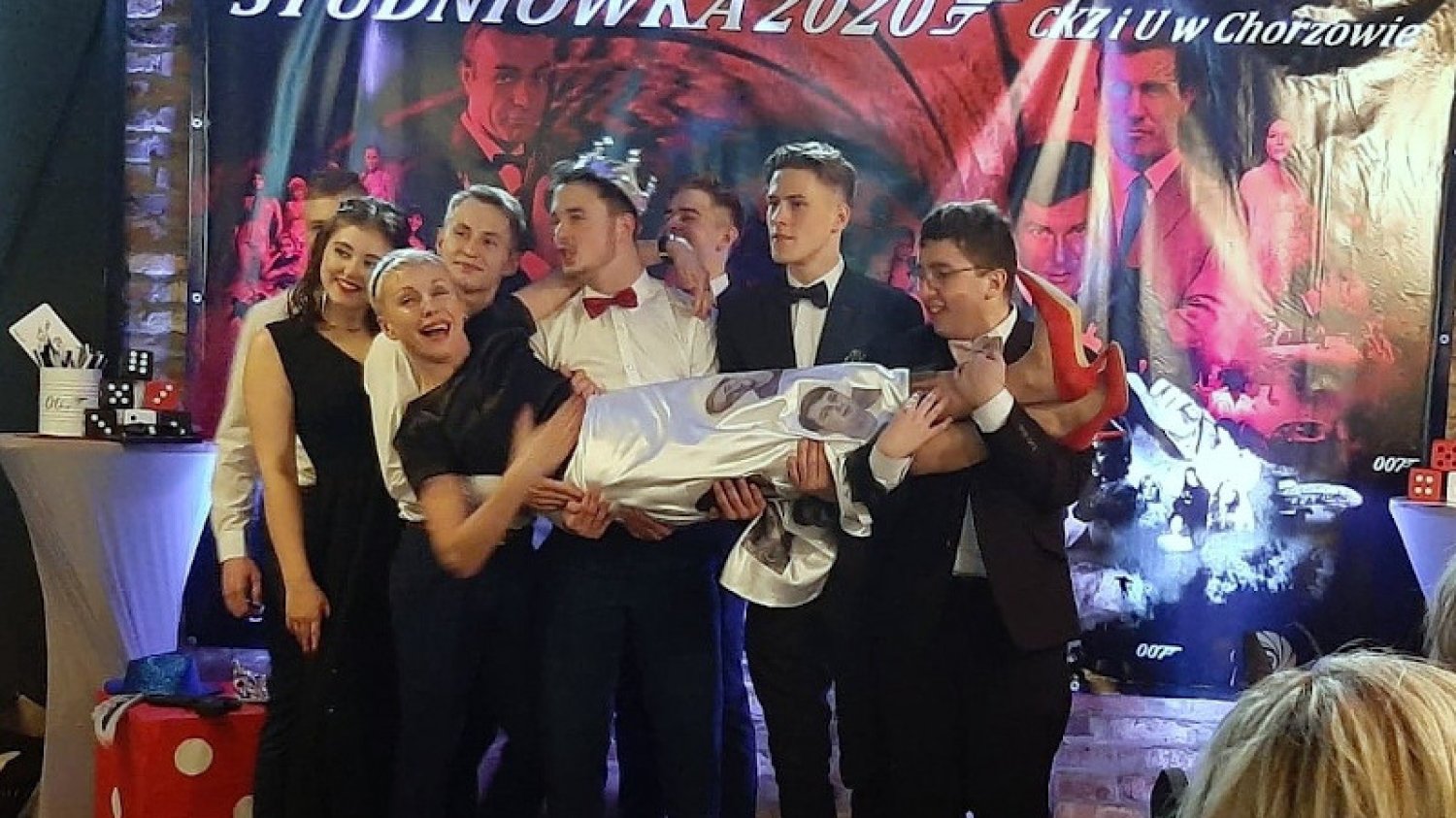 Najlepsza sukienka na studniówce — nauczycielka wprawiła wszystkich w osłupienie