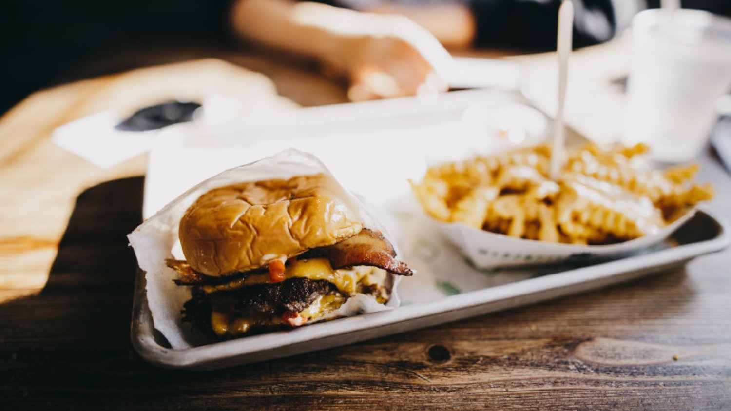 Zbyt częste sięganie po jedzenie typu fast food może prowadzić do wielu problemów zdrowotnych