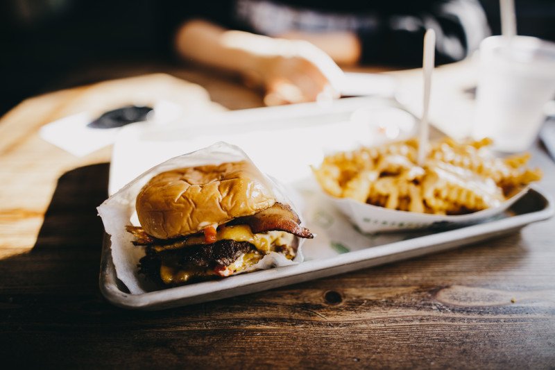 Zbyt częste sięganie po jedzenie typu fast food może prowadzić do wielu problemów zdrowotnych