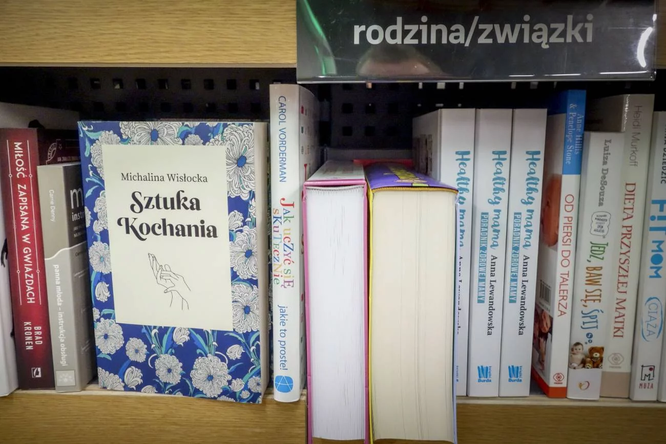 "Sztuka kochania" Michaliny Wisłockiej w nowym opracowaniu na półce w księgarni w 2017 roku.