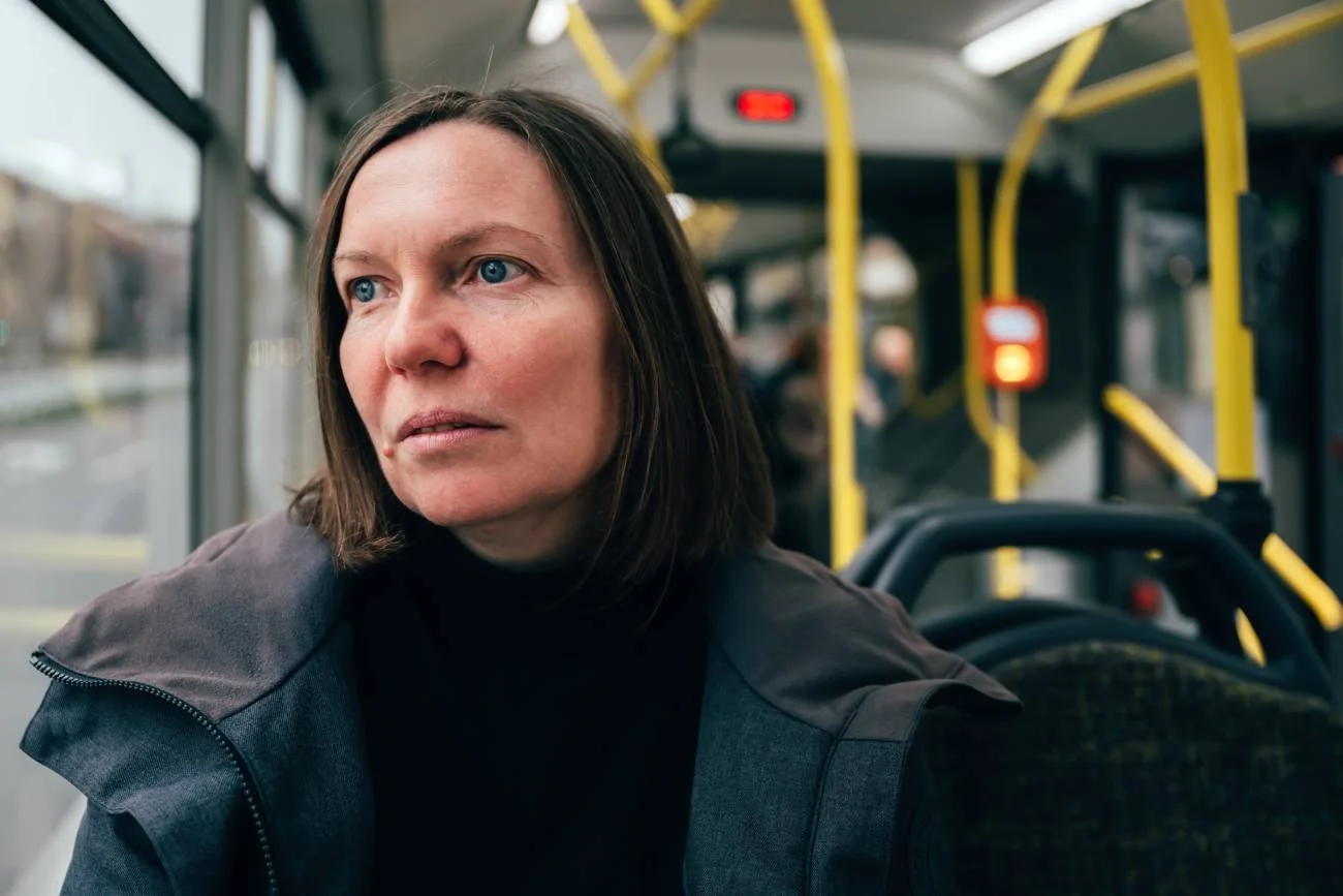 Pasażerka autobusu miejskiego.