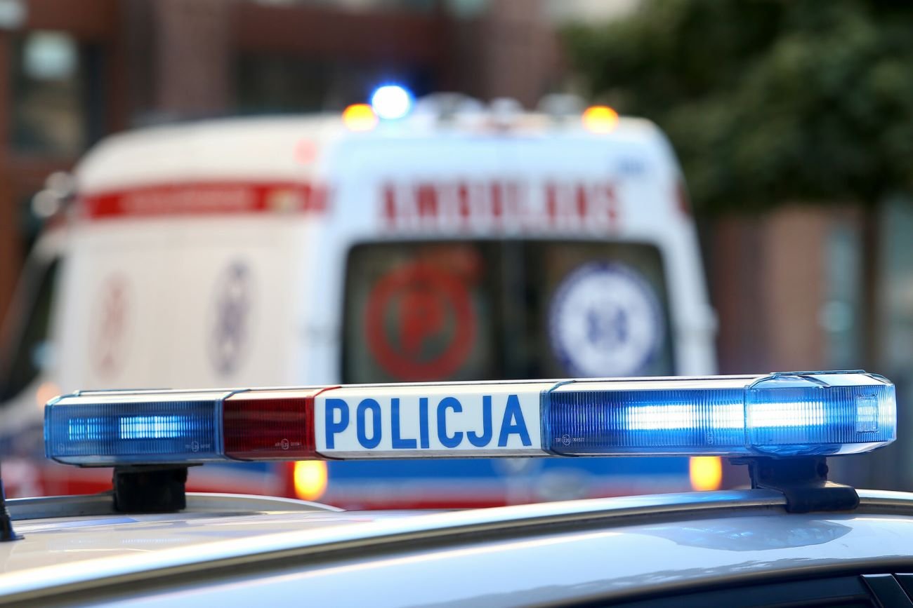 2,5-letnie dziecko błąkało się samo po ulicy. Nie miało butów i było ubrane w piżamę.