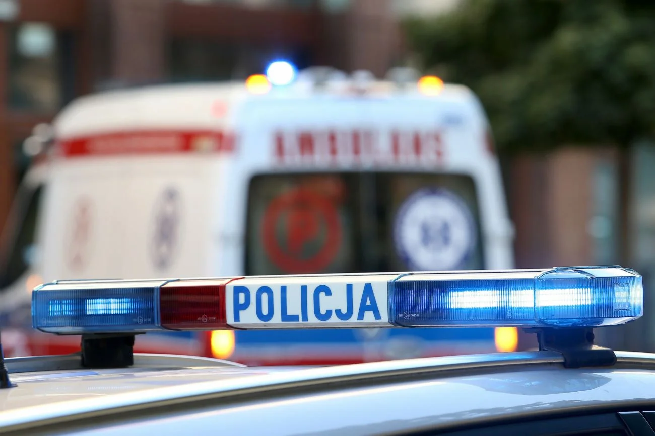 2,5-letnie dziecko błąkało się samo po ulicy. Nie miało butów i było ubrane w piżamę.
