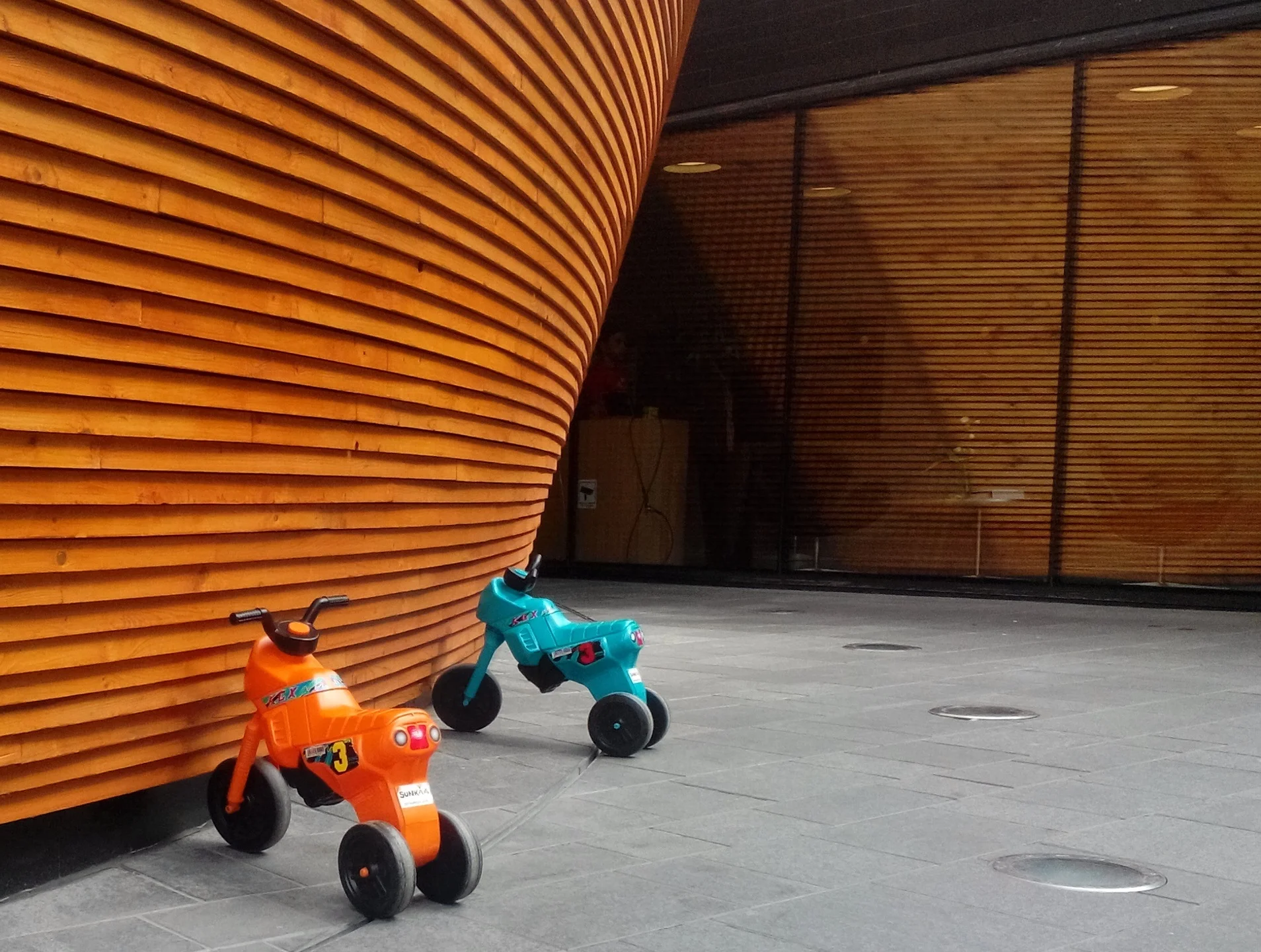 Dziecięce rowerki zaparkowane przed wejściem do Kamppi Chapel
